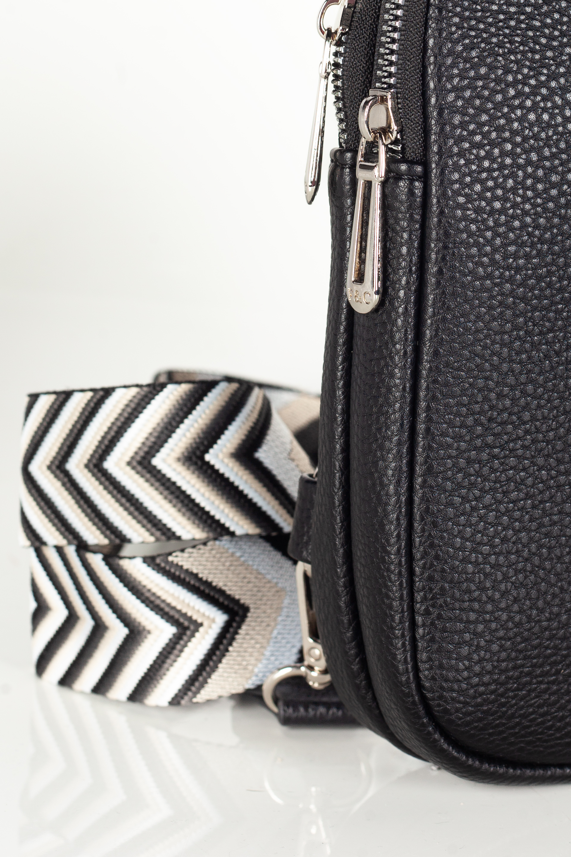 Rankinė per petį FLORA&CO F8506-NOIR