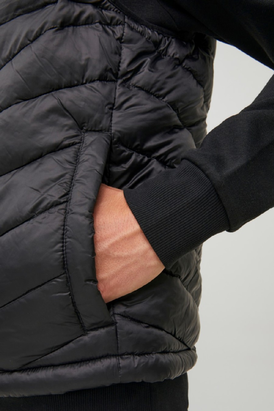 Жилет JACK & JONES 12211790-Black